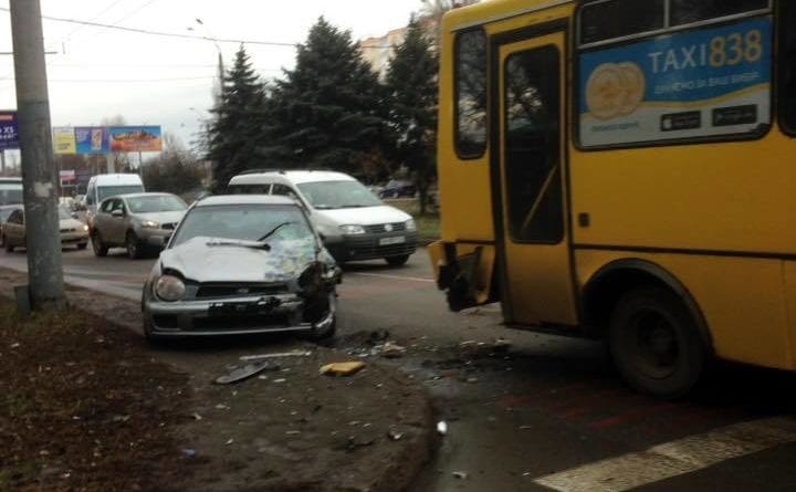 В спальном районе Одессы произошло разрушительное столкновение с маршруткой