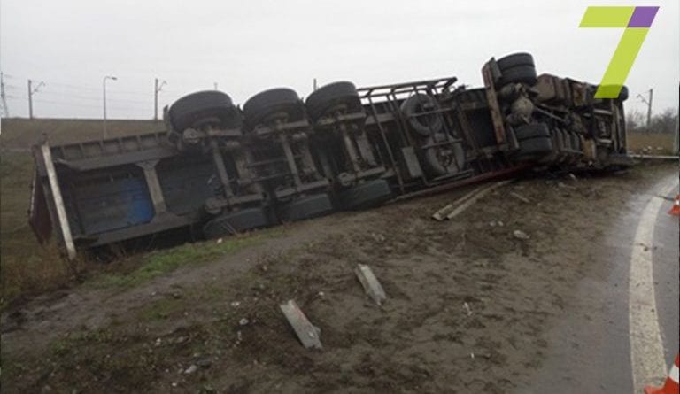 В Одессе водителя перевернувшейся фуры вытаскивали спасатели