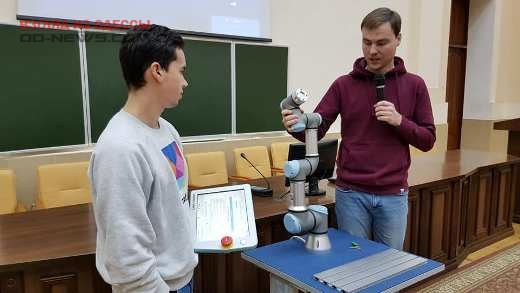 В Одессе школьников знакомили с коллоборативными роботами