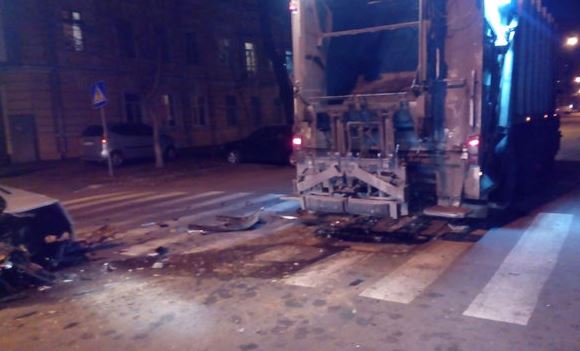 В центре Одессы легковушка столкнулась с мусоровозом