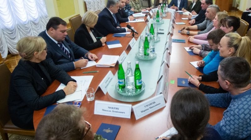 Президент Украины встретился с родителями пленных одесских моряков