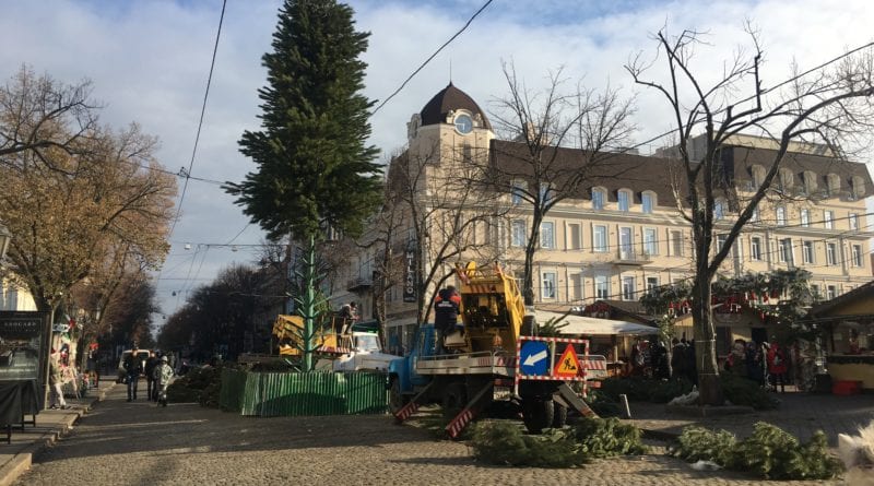 В Одессе в центре уже установили первую елку