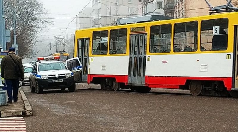 В Одессе дверь трамвая повредила дверь у автомобиля