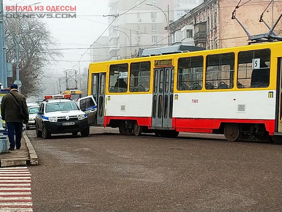 В Одессе дверь трамвая повредила дверь у автомобиля