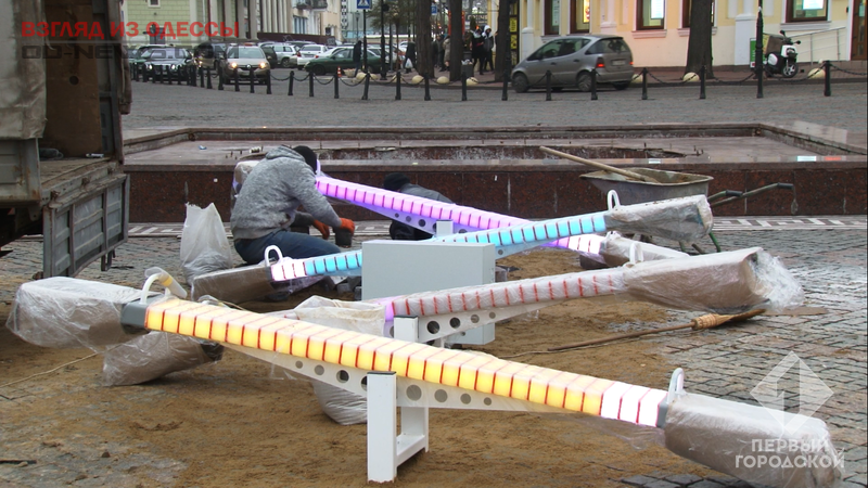 В центре Одессы устанавливают светящиеся качели