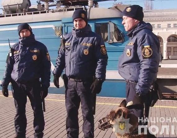 В Одессе кинологи с собаками дежурят вместе с правоохранителями
