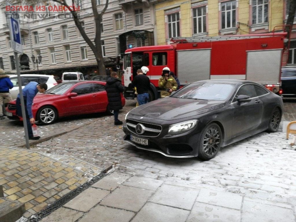 На центральной улице в Одессе в автомобиль кинули взрывную смесь