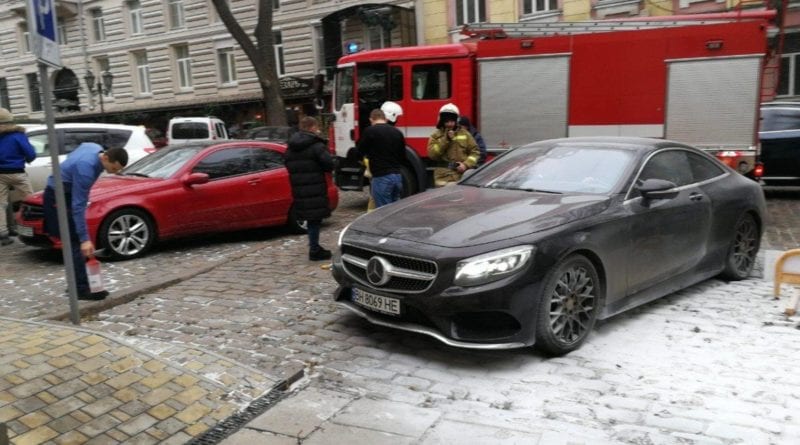 На центральной улице в Одессе в автомобиль кинули взрывную смесь