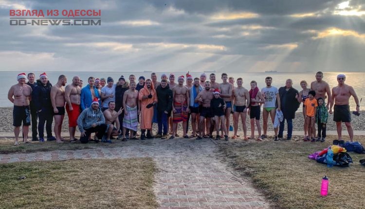 В Одесской области моржи устроили праздничное купание