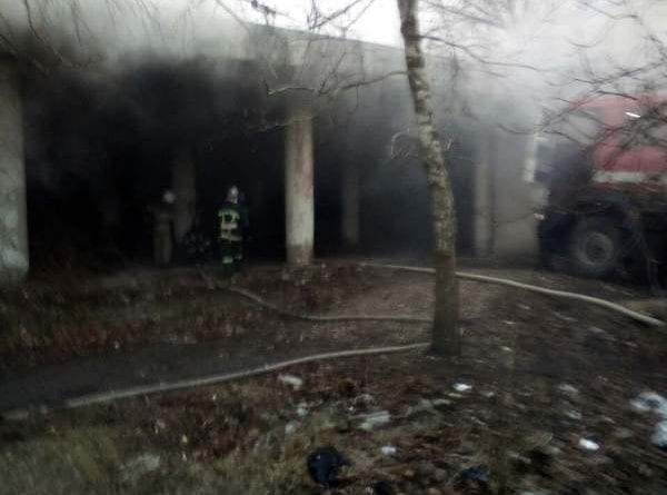 В заброшенном здании в Одесской области сгорел подпольный гараж