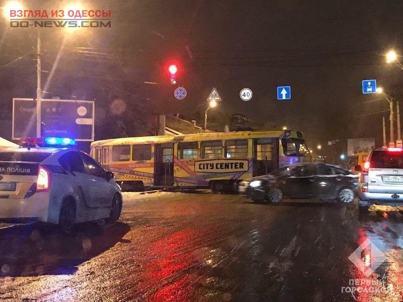 В Одессе трамвай сошел с рельс из-за непогоды1