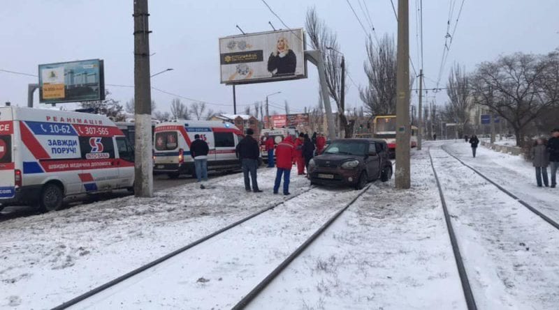 В Одессе автомобиль на скользкой дороге врезался в столб: пострадал ребенок