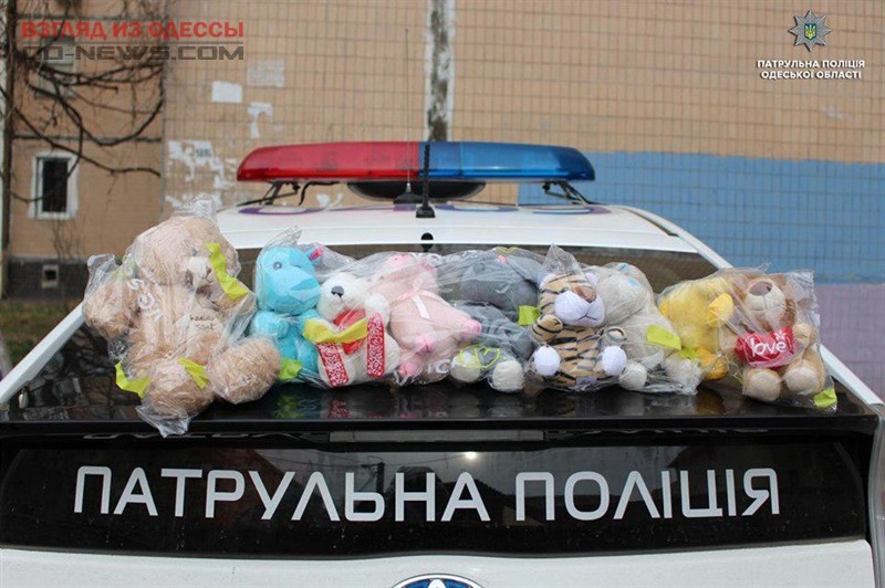 Патрульные Одессы продолжают дарить детям мягкие игрушки