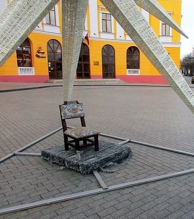 В центре Одессы появился "счастливый" стул