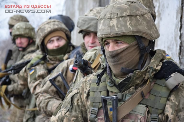 Под Одессой британские военные инструкторы обучают украинских пехотинцев