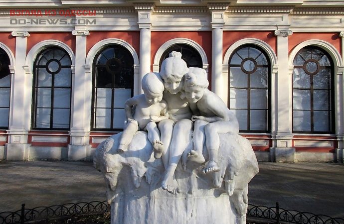 В Одессе обещают найти вандалов, повредивших скульптуру "Молодость"