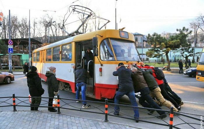Одесситы помогли трамваю, потерявшему "контакт"
