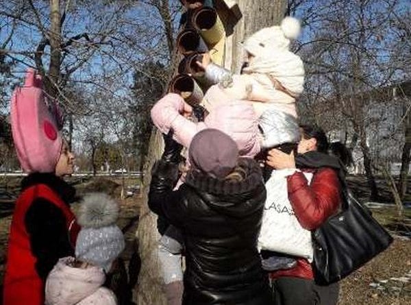 В Одессе жители вместе с детьми накормили птиц в парке