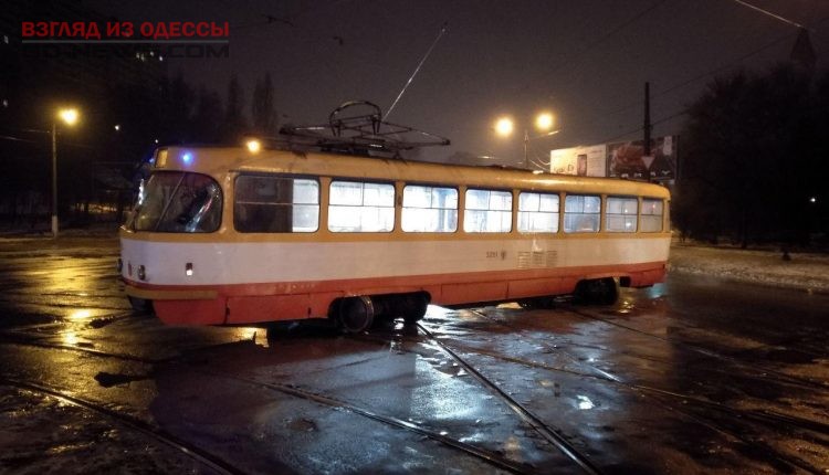 В Одессе трамвай не справился с управлением и сошел с рельсов