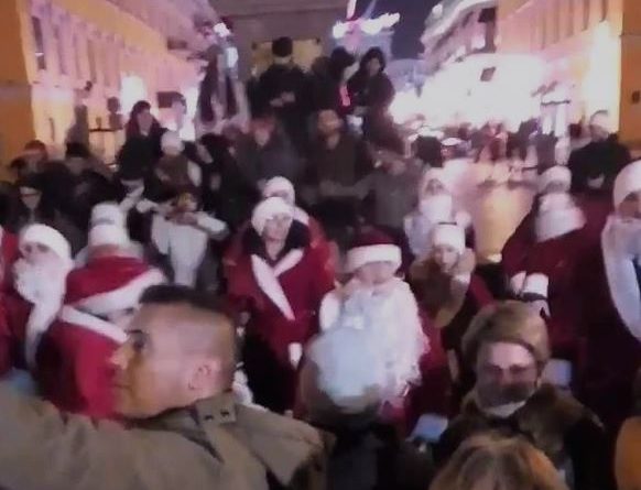 Танцевальный флешмоб Дедов Морозов повеселил одесситов