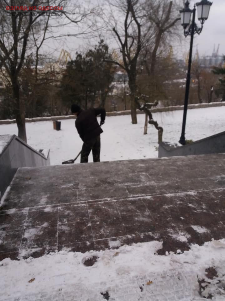 В Одессе за работу взялась снегоуборочная техника