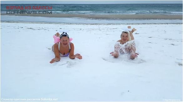 Одесситки в купальниках встретили рождественское утро на пляже
