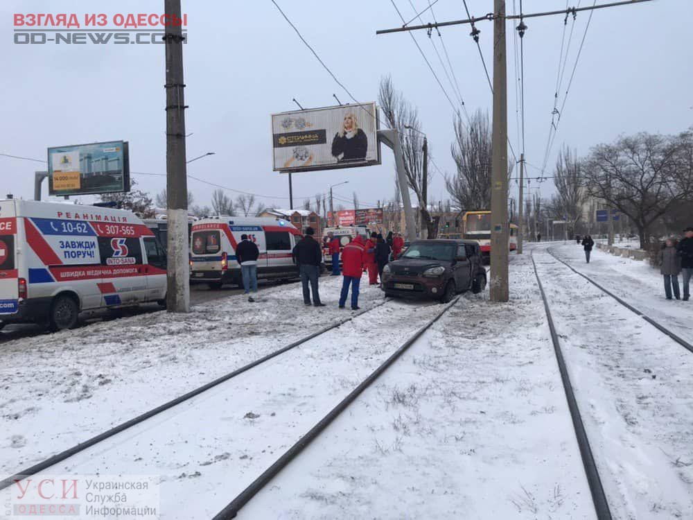 В Одессе автомобиль на скользкой дороге врезался в столб: пострадал ребенок