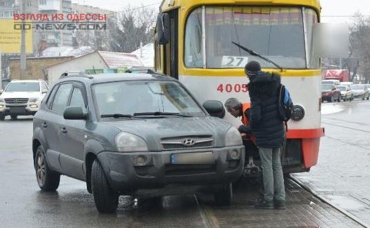 В Одессе автоледи не разминулась с общественным транспортом