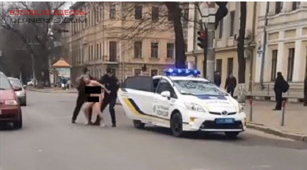 В центре Одессе задержали совершенно голую женщину