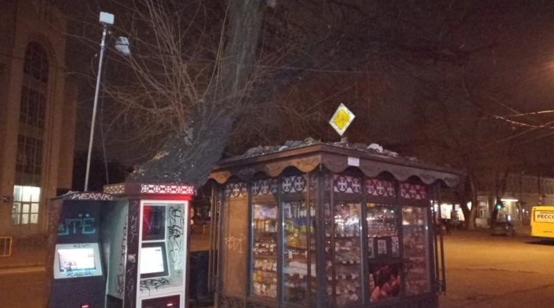 Жительница Одессы использует окно как мусоропровод