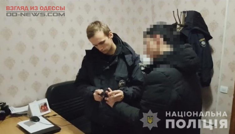 В Одессе полицейский получил удар ножом в грудь
