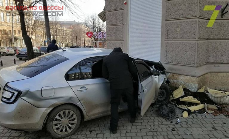 В Одессе в результате аварии автомобиль врезался в стену
