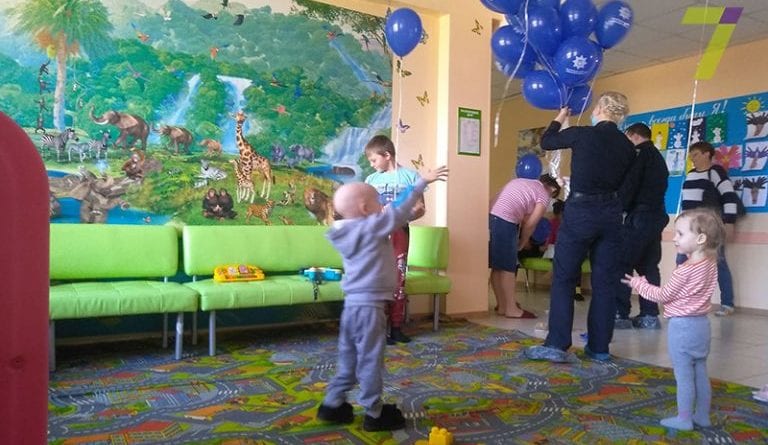 Патрульные в Одессе проведали тяжелобольных малышей