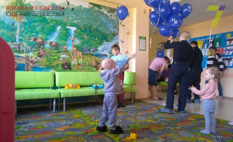 Патрульные в Одессе проведали тяжелобольных малышей