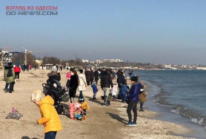 Теплая погода в Одессе способствует пляжным прогулкам в феврале