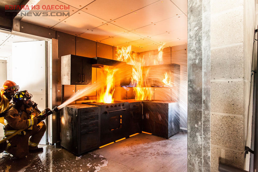 В одесской квартире на кухне произошел пожар, пострадала девушка ...