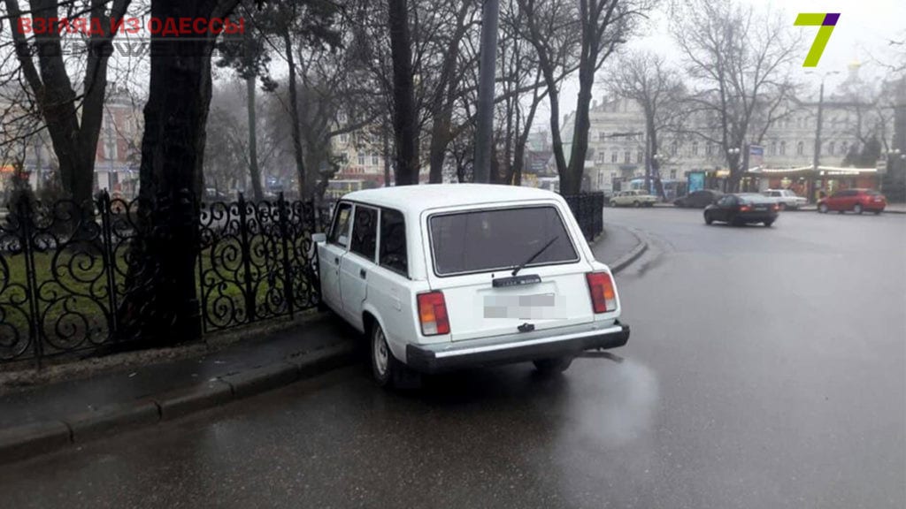 В Одессе пьяный водитель погнул металлическую ограду