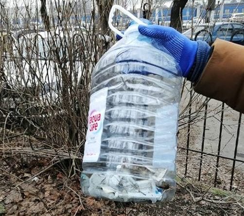 В Одессе бездомные организовались для уборки сквера