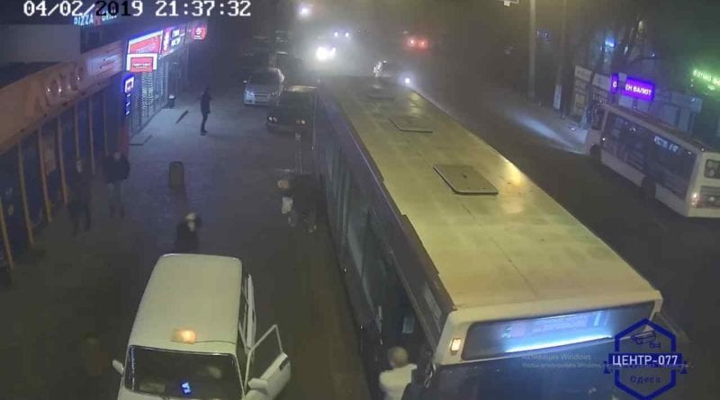 В Одессе под колеса автобуса угодила пенсионерка, когда выходила из него