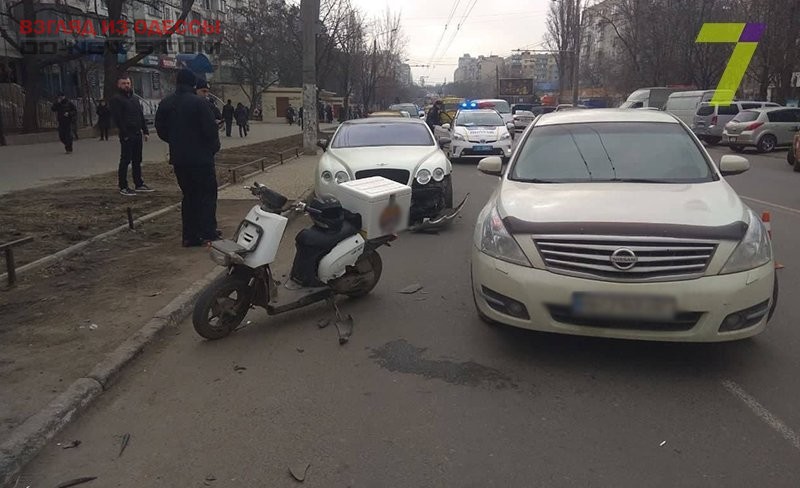 В Одессе произошло ДТП: один из участников - доставщик еды