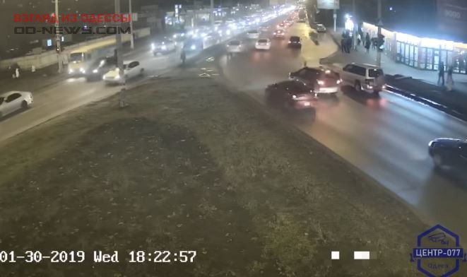 Ребёнок в Одессе чудом уцелел после того, как бросился под авто