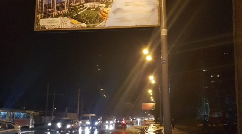 В Одессе рекламное сооружение стало причиной затопления улицы