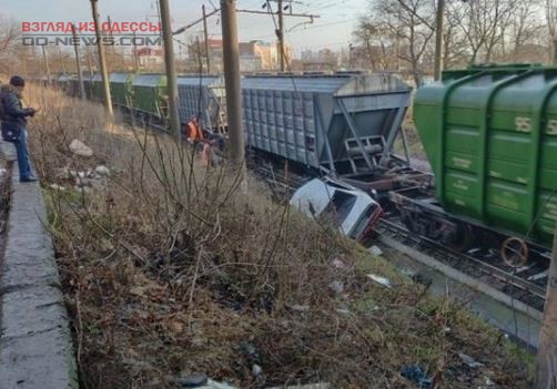 водитель слетел с дороги и угодил на железнодорожные пути