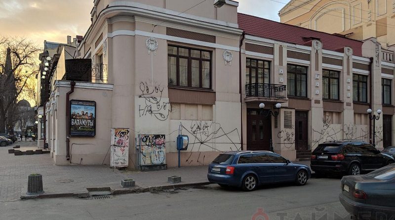 В Одессе вандалы обезобразили один из академических театров
