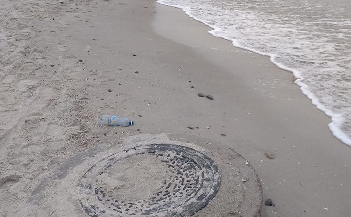 На одном из одесских пляжей появился люк