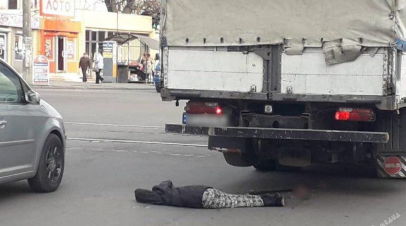 В Одессе под колесами грузовика погибла женщина