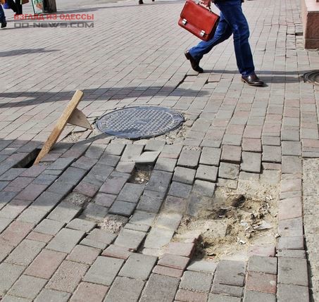 В Одессе проваливается тротуарная плитка