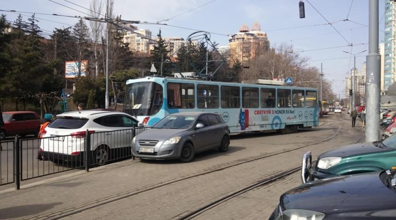 Автохам в Одессе надолго заблокировал движение общественного транспорта