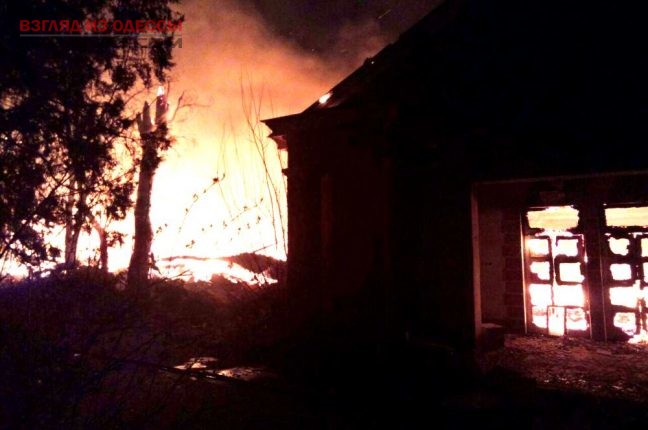 В Одессе горело заброшенное здание в Аркадии