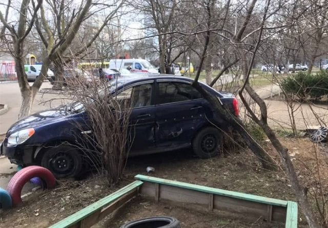 В Одессе в результате ДТП авто вылетело на детскую площадку